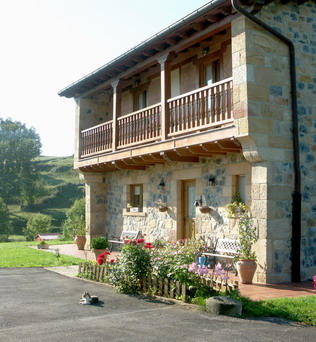 La entrada a La Posada del Vallijo. Una encantadora casa de Cantabria