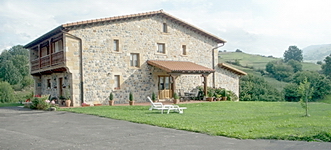 Este alojamiento rural, en Cantabria, tiene en su lado de poniente 
	un porche cubierto y jardín